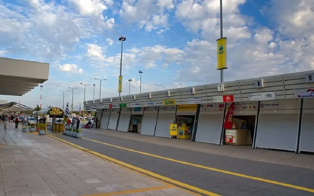 Przystanek taksówek na lotnisku Heraklion, Kreta