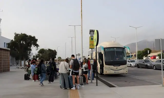 Autobusy z lotniska Santorini