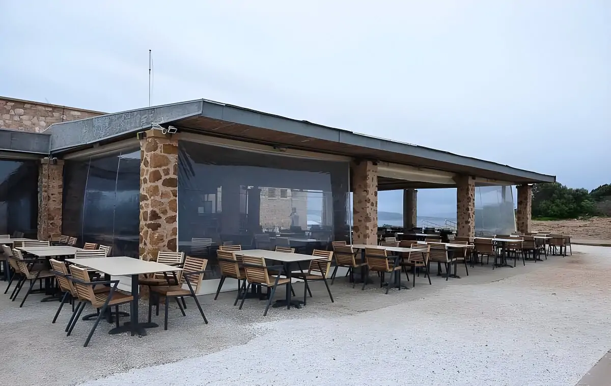 Kawiarnia w pobliżu strefy muzealnej na przylądku Sounion