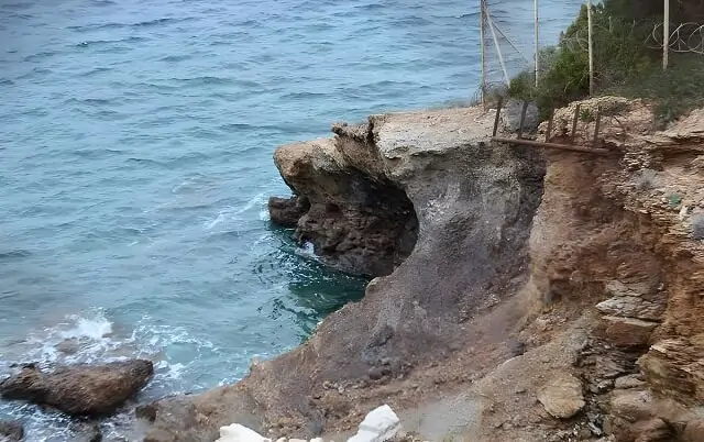 Ruiny portowych konstrukcji na przylądku Sounion