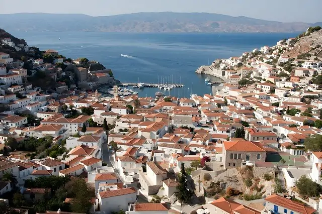 Widok na wyspę Hydra z tarasu widokowego