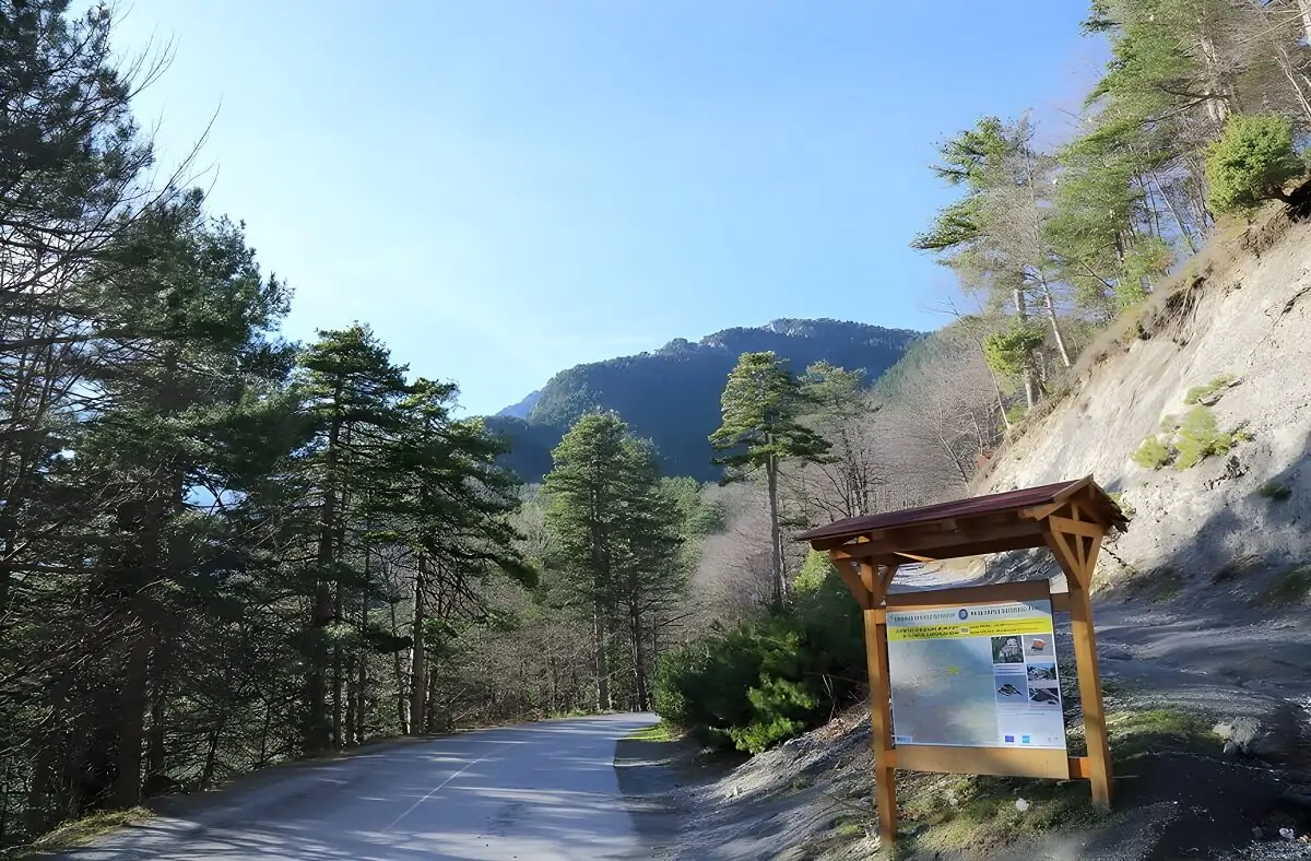 Znak z mapą i informacjami o drodze na Olimp