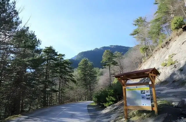 Znak z mapą i informacjami o drodze na Olimp