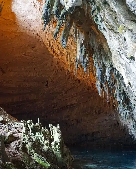 Stalaktyty w jaskini Melissani