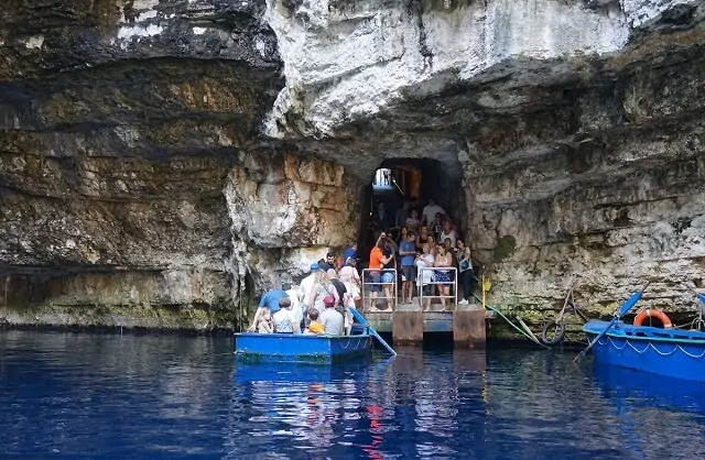 Turyści na jeziorze Melissani
