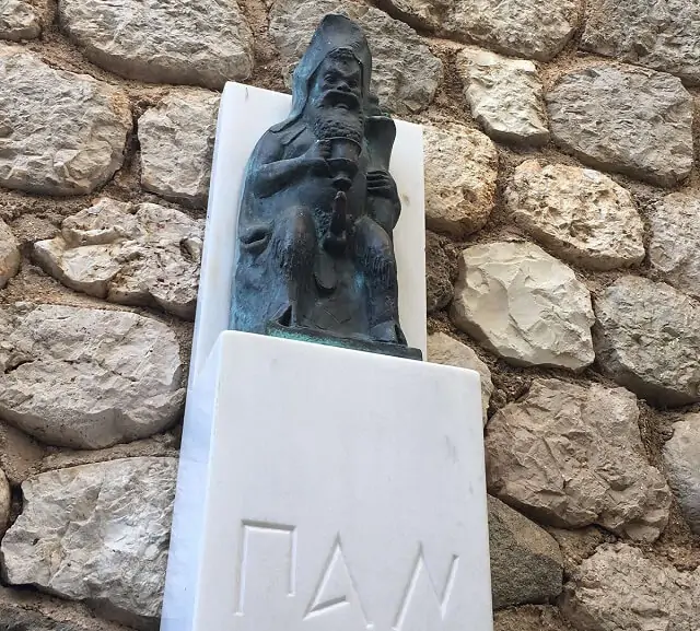Rzeźba boga Pana na jeziorze Melissani