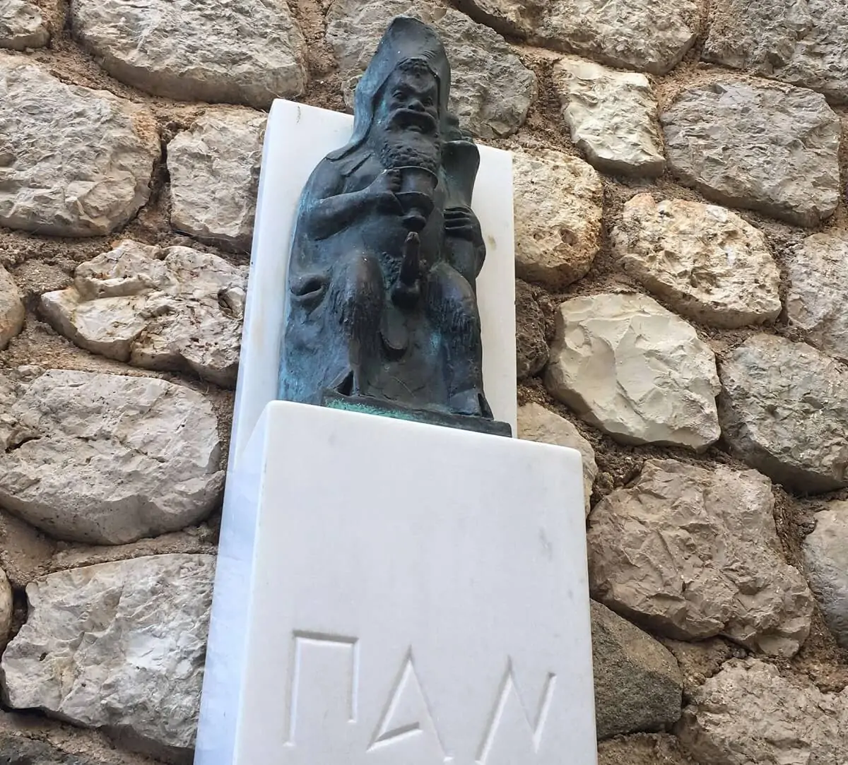 Rzeźba boga Pana na jeziorze Melissani