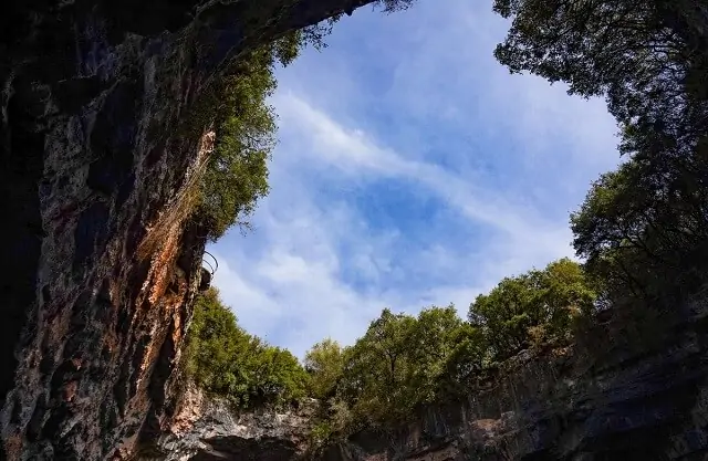 Widok z jeziora Melissani