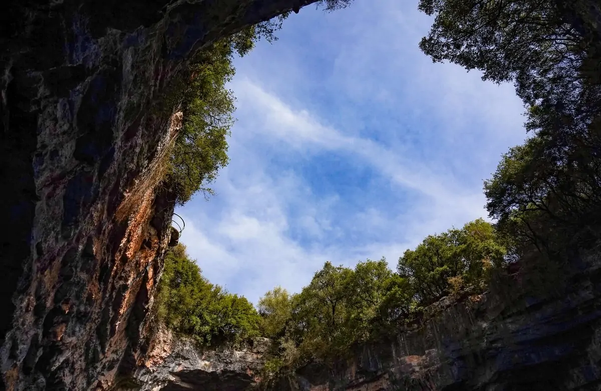 Widok z jeziora Melissani