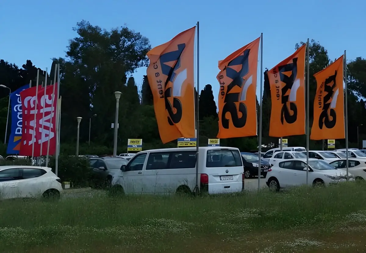 Parking firmy wynajmu samochodów na Korfu