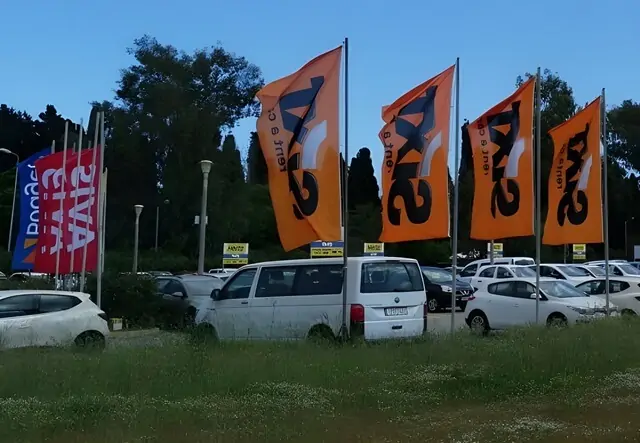 Parking firmy wynajmu samochodów na Korfu