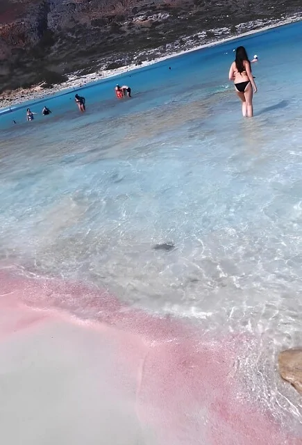 Różowa plaża w zatoce Balos