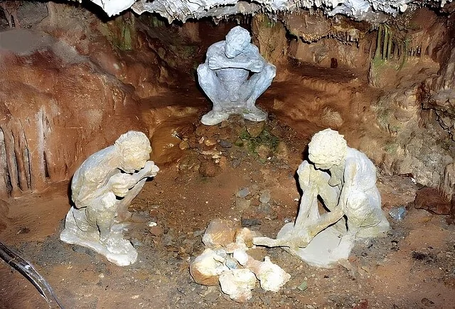 Petralona, kompozycje rzeźbiarskie