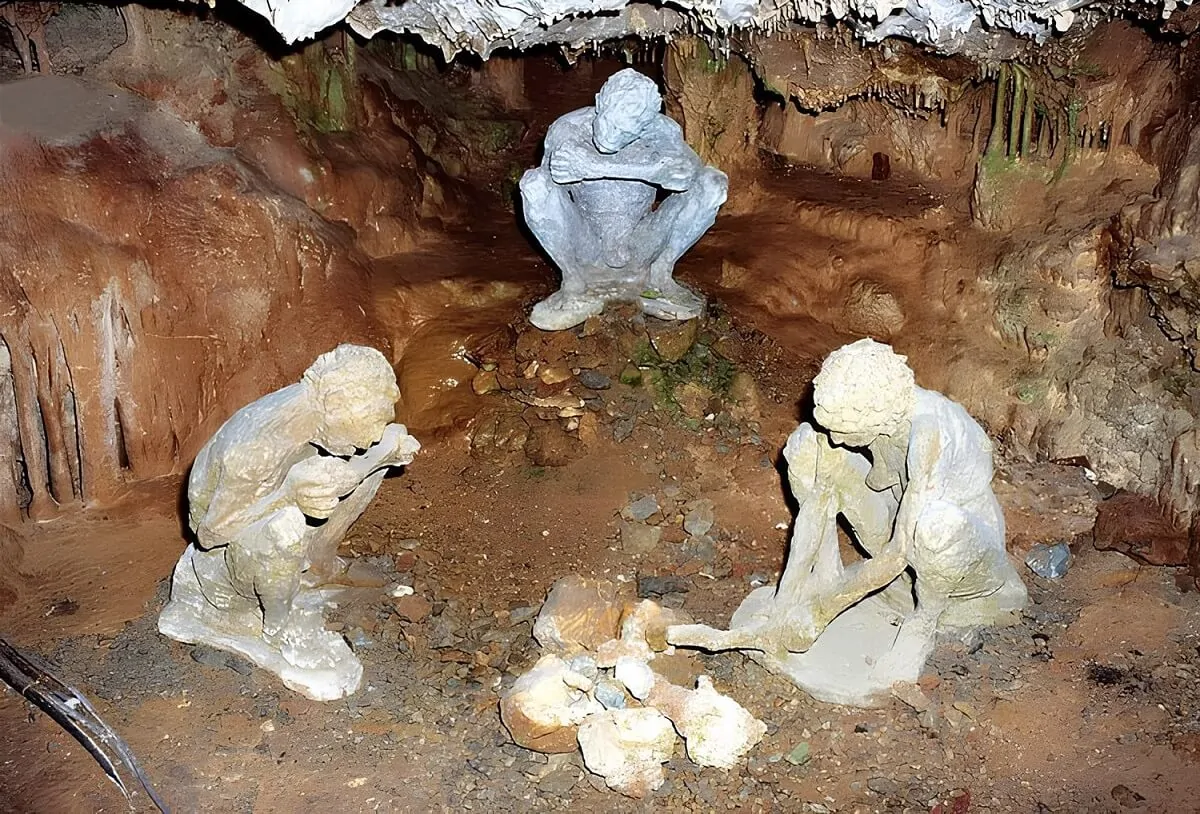 Petralona, kompozycje rzeźbiarskie